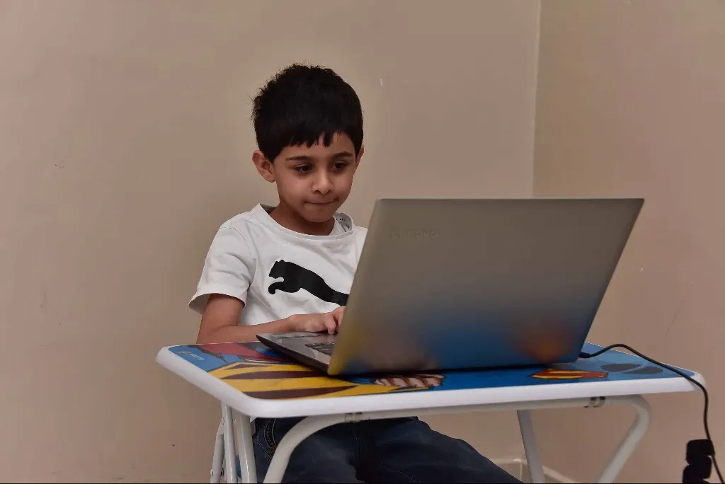 اليوم الأول للاختبارات.. ”ركضة مع المنصة والأكل على النار“