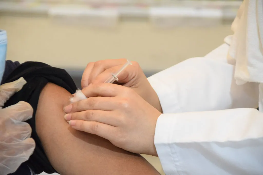 صحة الرياض: حقنة لقاح كورونا الفارغة حدثت من ممارس صحي آسيوي وتم إيقافه