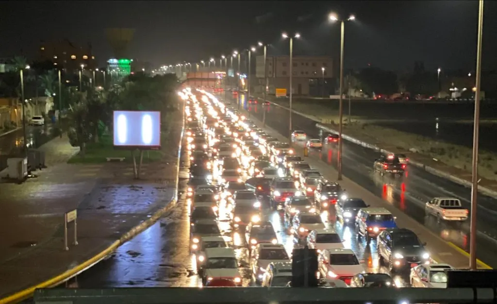 هطول أمطار متوسطة على الشرقية.. وإنذار أحمر حتى العاشرة مساء
