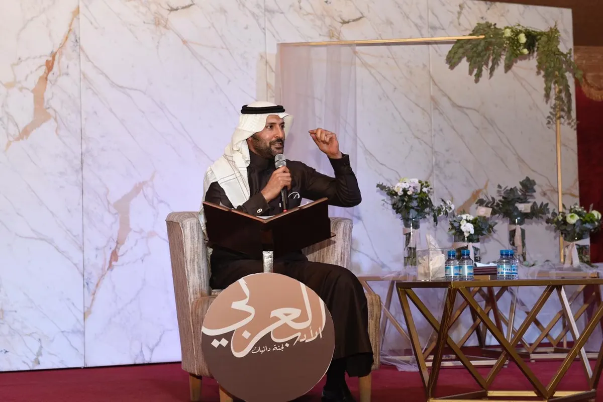 القطيف.. دانيات تثقف زائري القلعة ب ”الأدب العربي“