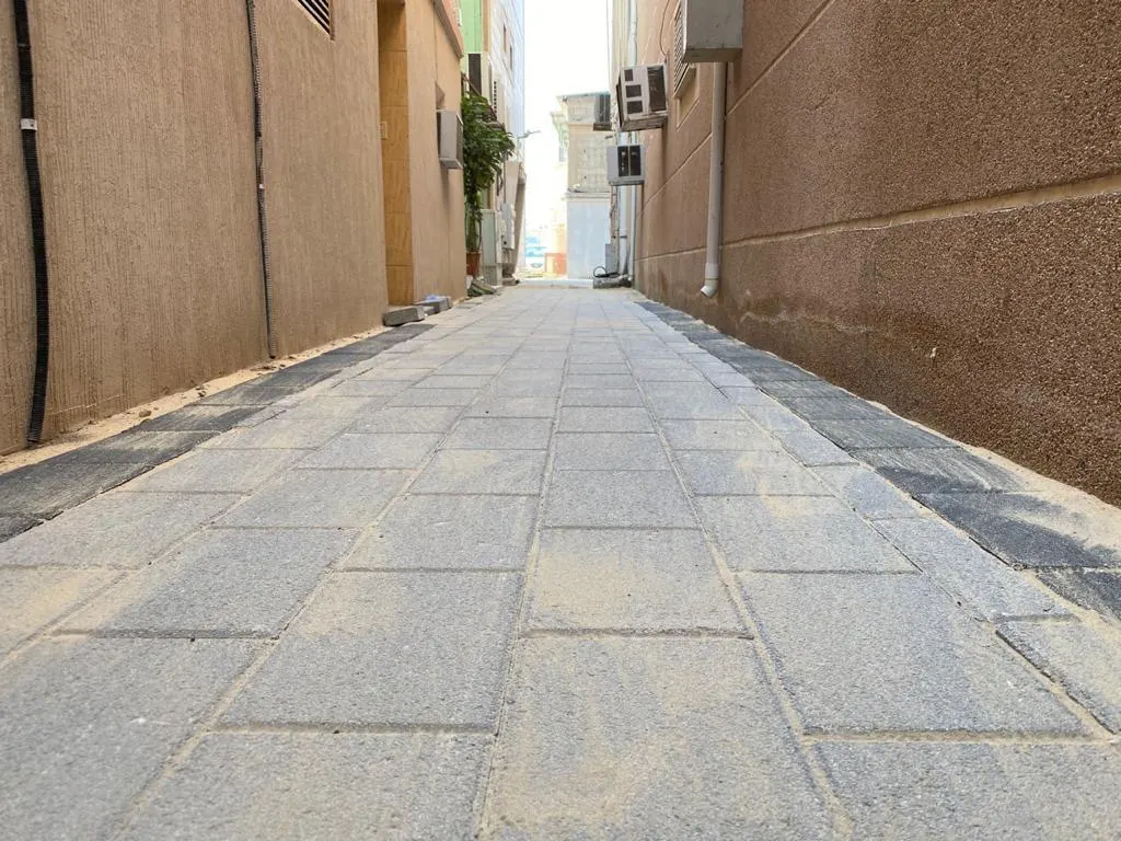 بمساحة 6000 متر مربع تكسية ممرات بلدة سنابس بـ الإنترلوك