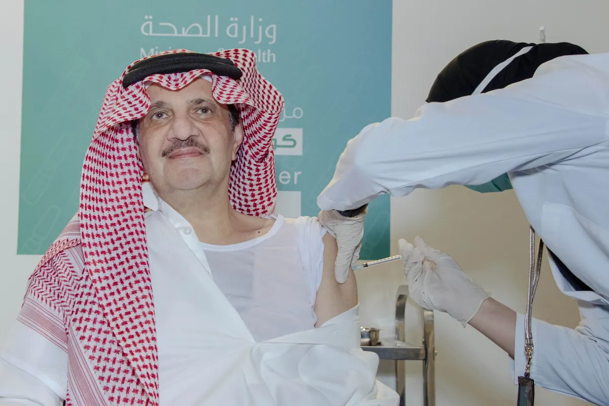 بالفيديو.. أمير المنطقة الشرقية يتلقى الجرعة الثانية من لقاح كورونا