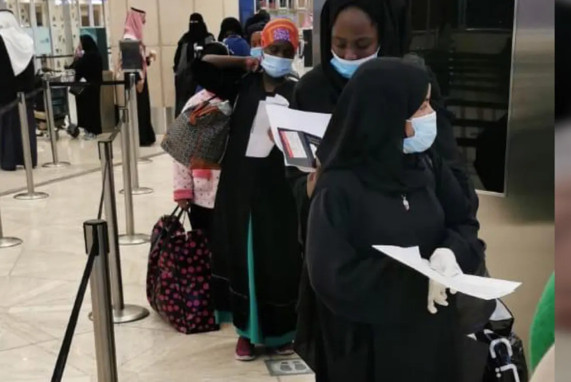 ”الموارد البشرية“ تطور آلية لضبط سماسرة العمالة المنزلية وخفض تكاليف الاستقدام
