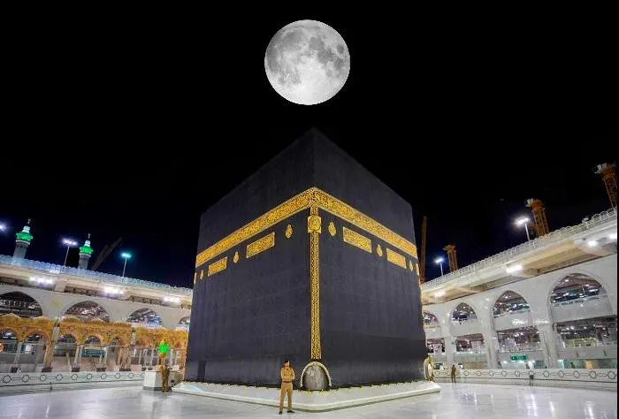 الخميس.. القمر يتعامد على الكعبة المشرفة