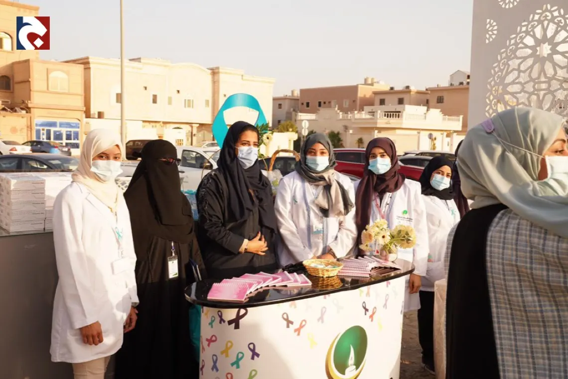 بالصور.. سيدات القطيف يحاربن ”سرطان الرحم“ بالتوعية