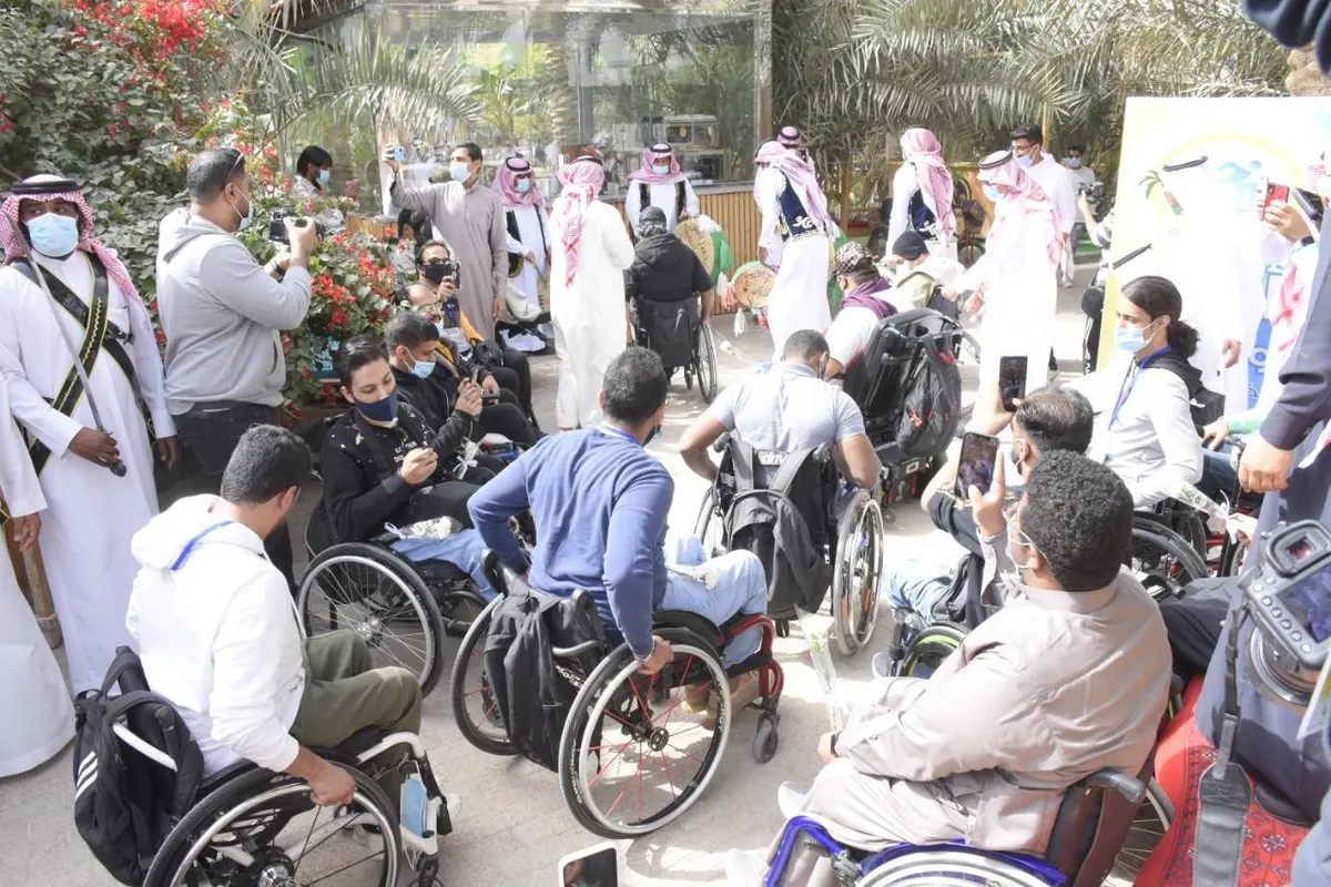 بالصور.. 40 من ”ذوي الإعاقة“ في رحلة سياحية بالأحساء
