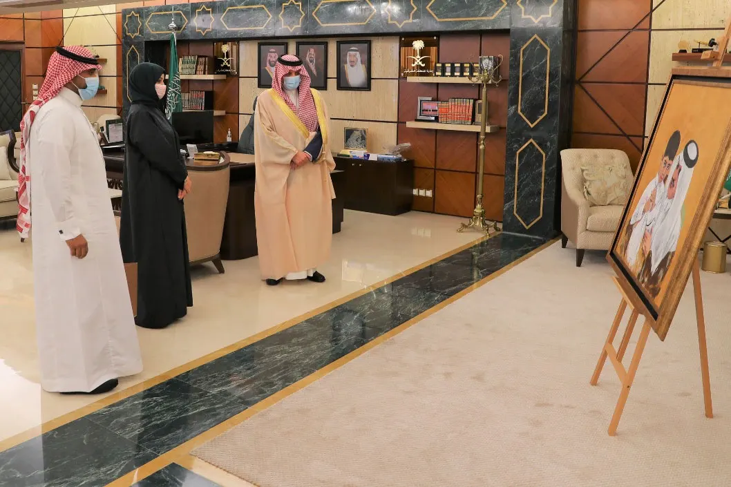 تشكيلية قطيفية تهدي أمير الشرقية لوحة ”أبُ للجميع“