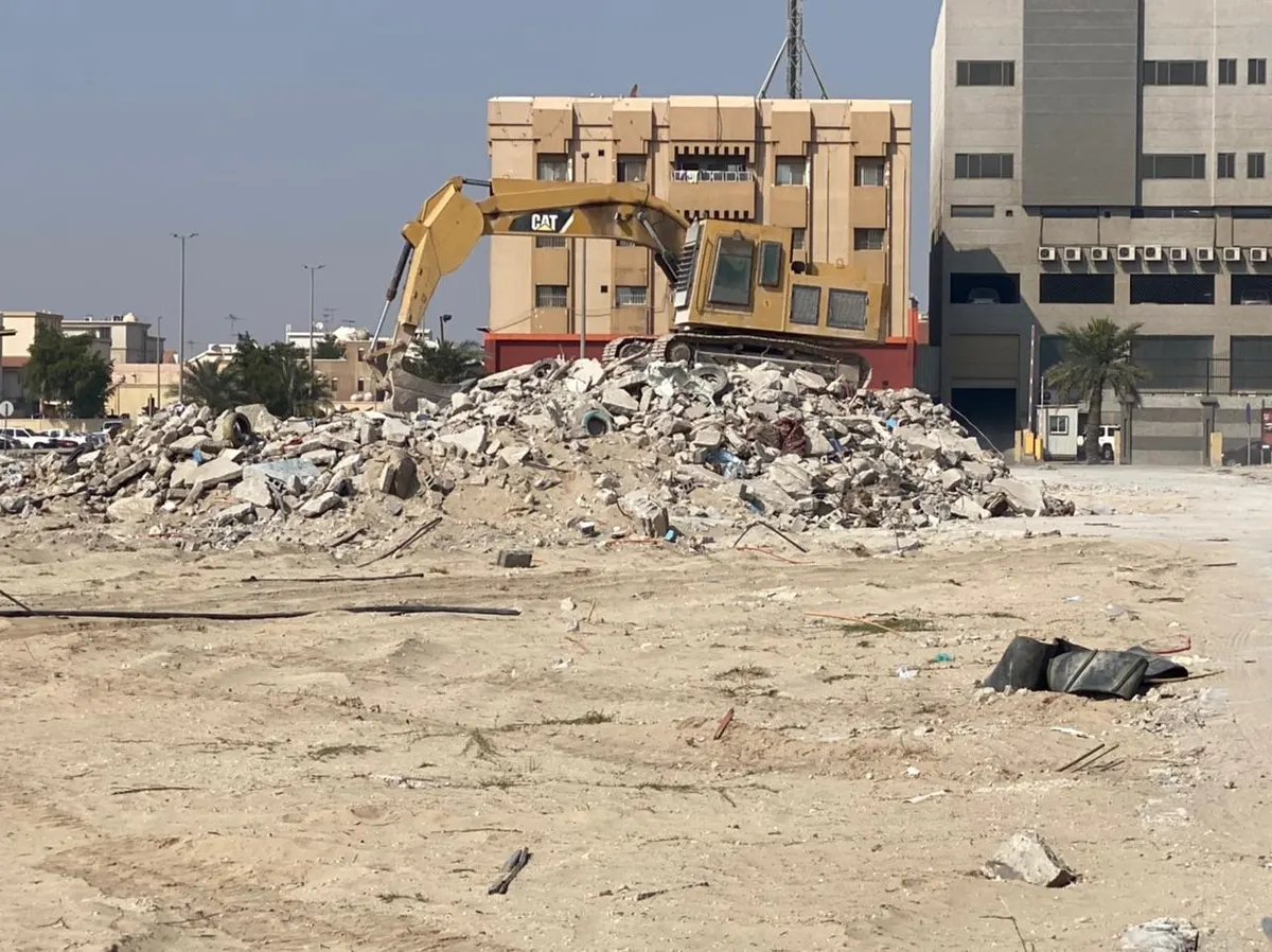 استجابة لبلاغ مواطن.. إزالة مخلفات ”الاختناقات المرورية“ بشوارع القطيف