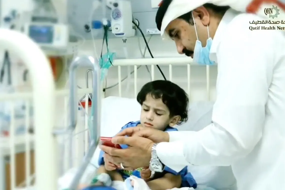 القطيف.. فريق طبي يستخرج غطاء ”مشروب غازي“ من قصبة طفل