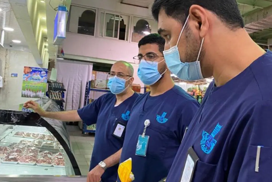 إغلاق 5 منشآت مخالفة للتدابير الوقائية بالقطيف