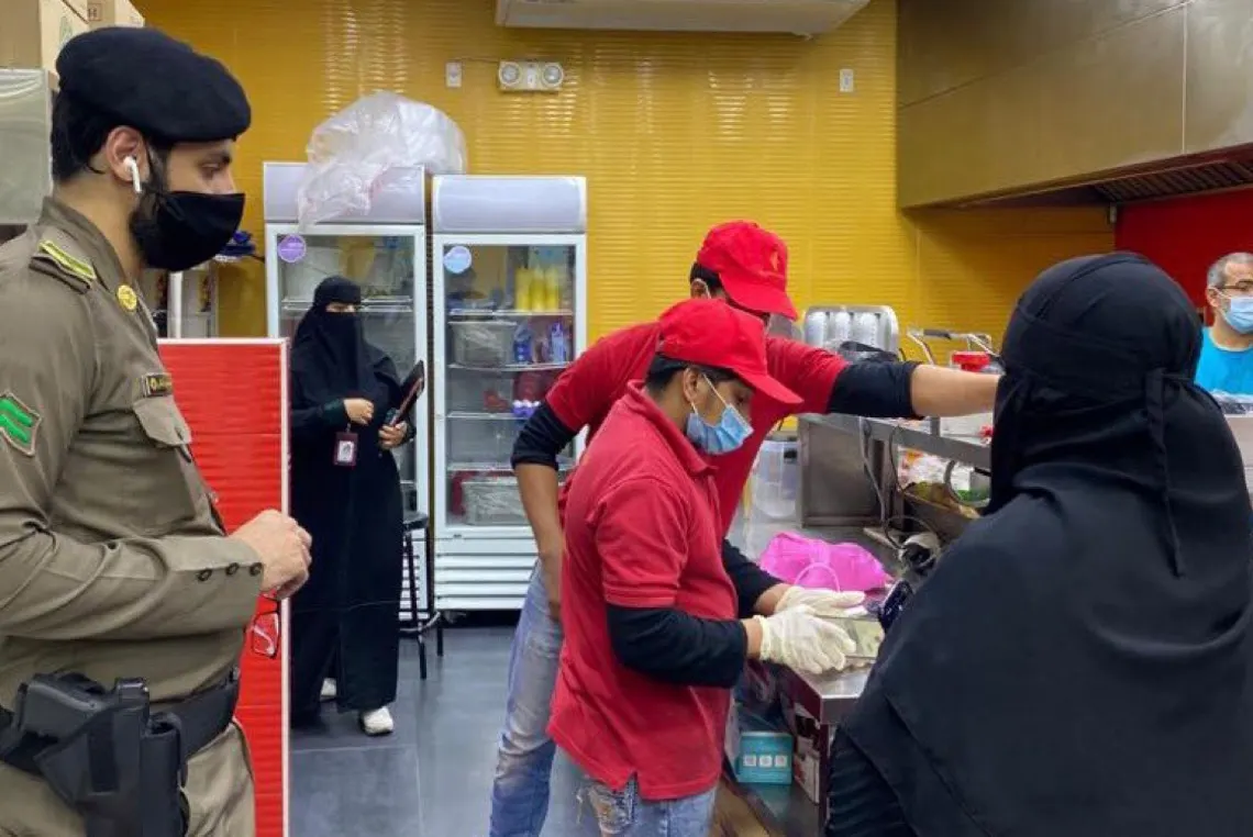 إغلاق منشأتين مخالفتين لـ ”تدابير كورونا“ بالقطيف