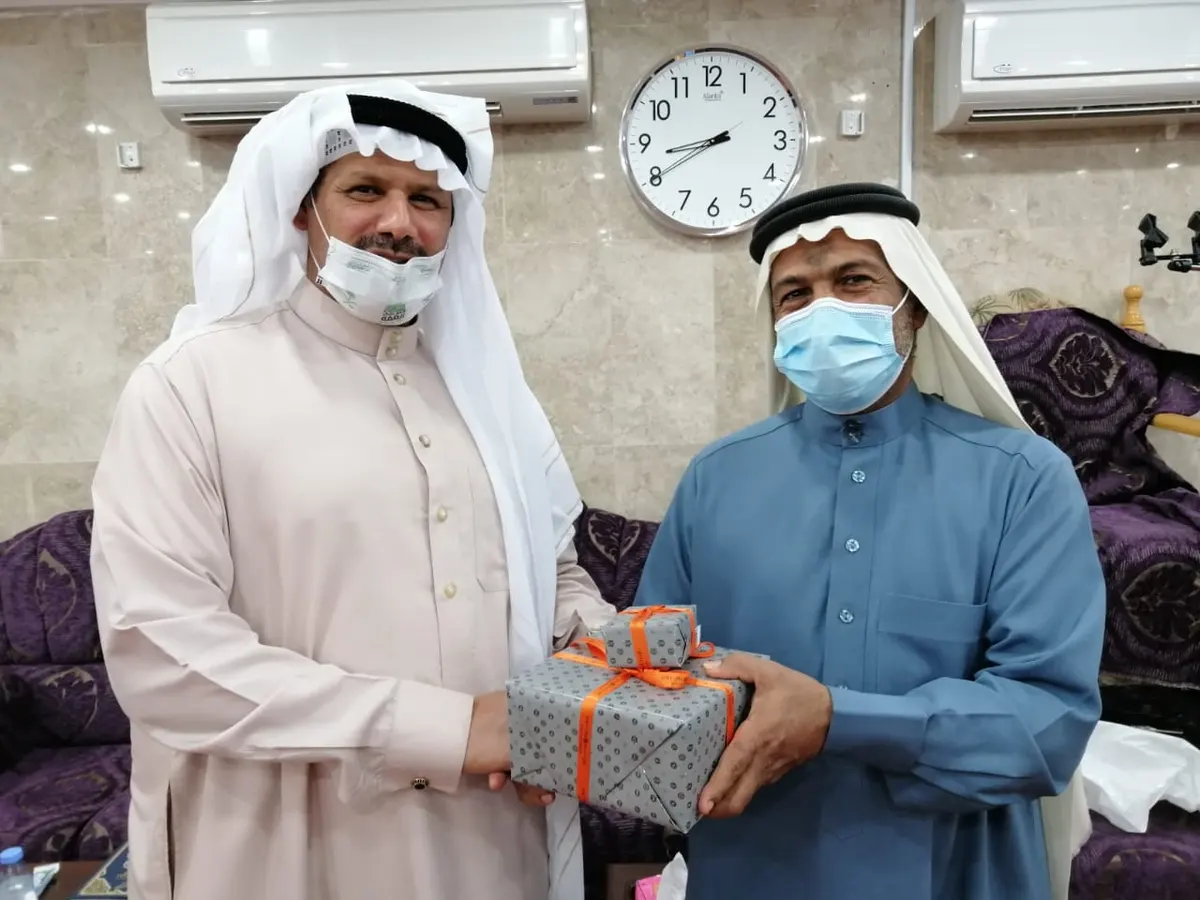 بالصور.. معلمون يحتفلون بالأستاذ الكزاز