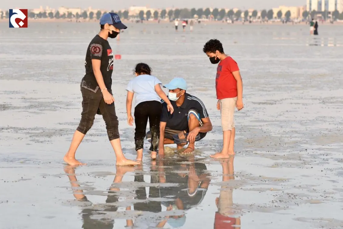 ساحل ”الرملة البيضاء“.. نقطة جذب للأهالي في رمضان