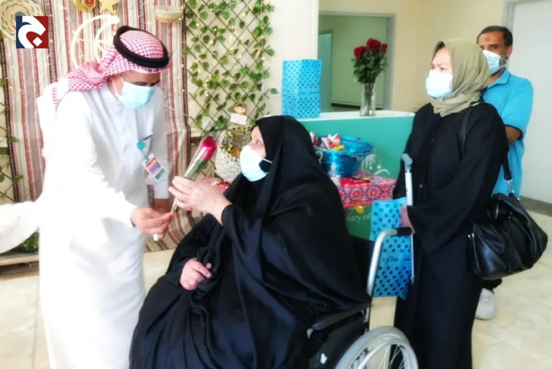 ”الطب المنزلي“ يقدمون الورود لكبار السن في مركز ”لقاحات القطيف“