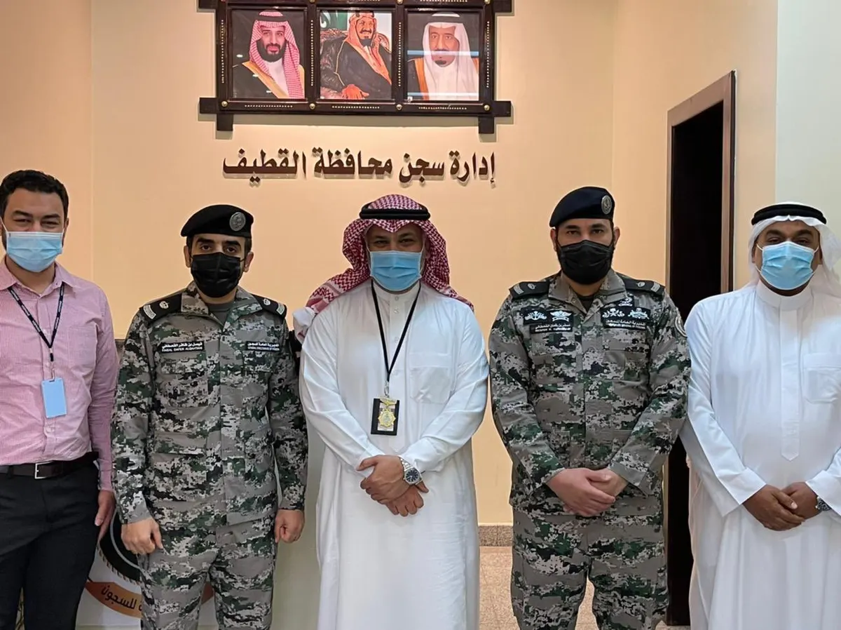 «مركزي القطيف» يدشن تقنية جراحة الديسك.. ويبحث تطوير خدمات نزلاء ”السجن“