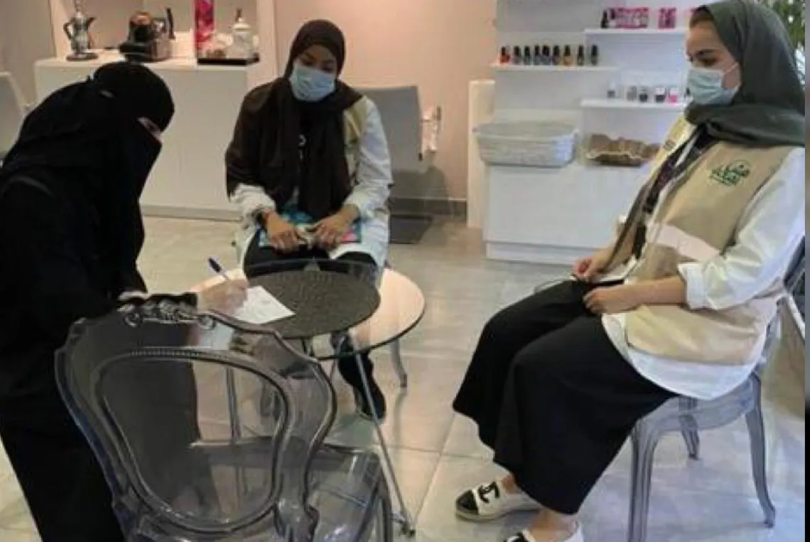 مختص يحذر.. عيادات جلدية ومشاغل وحلاقون ينقلون أمراضًا معدية