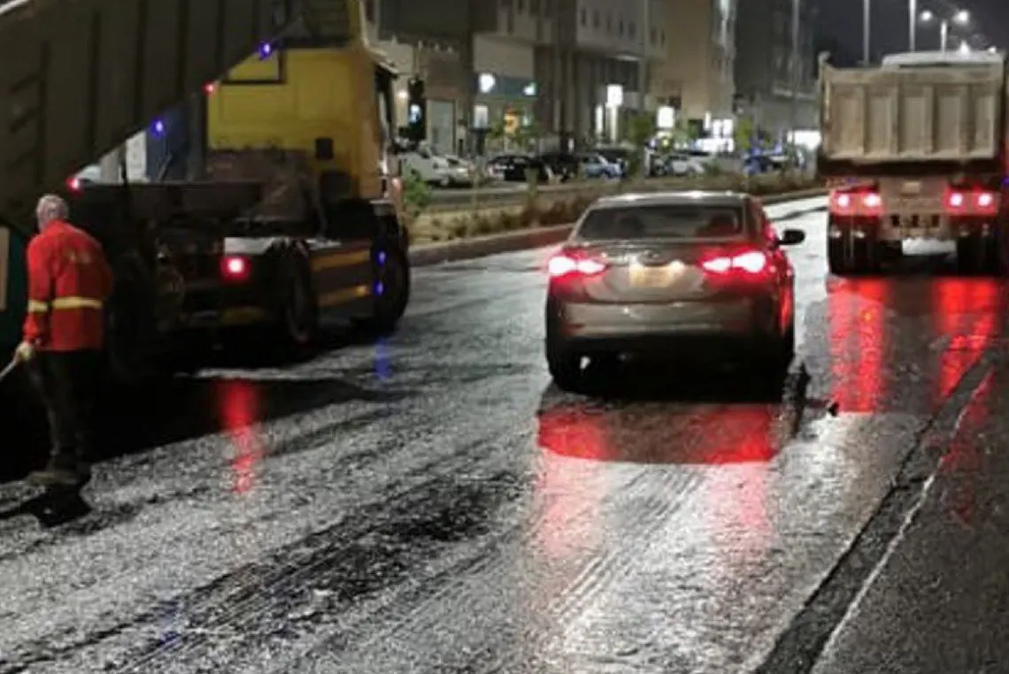 بطول 1000 متر.. سفلتة طريق الملك عبدالعزيز بسيهات
