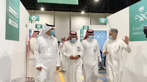 مراكز لقاحات ”كورونا“.. العمل متواصل في العيد