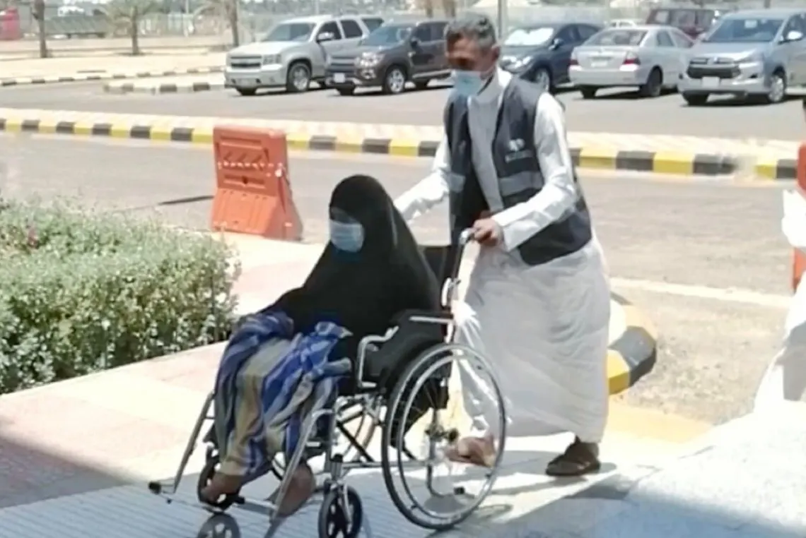 لقاح كورونا.. مركز مستشفى الأمير محمد بن فهد يستقبل مستفيدي مركز ”إيواء سيهات“