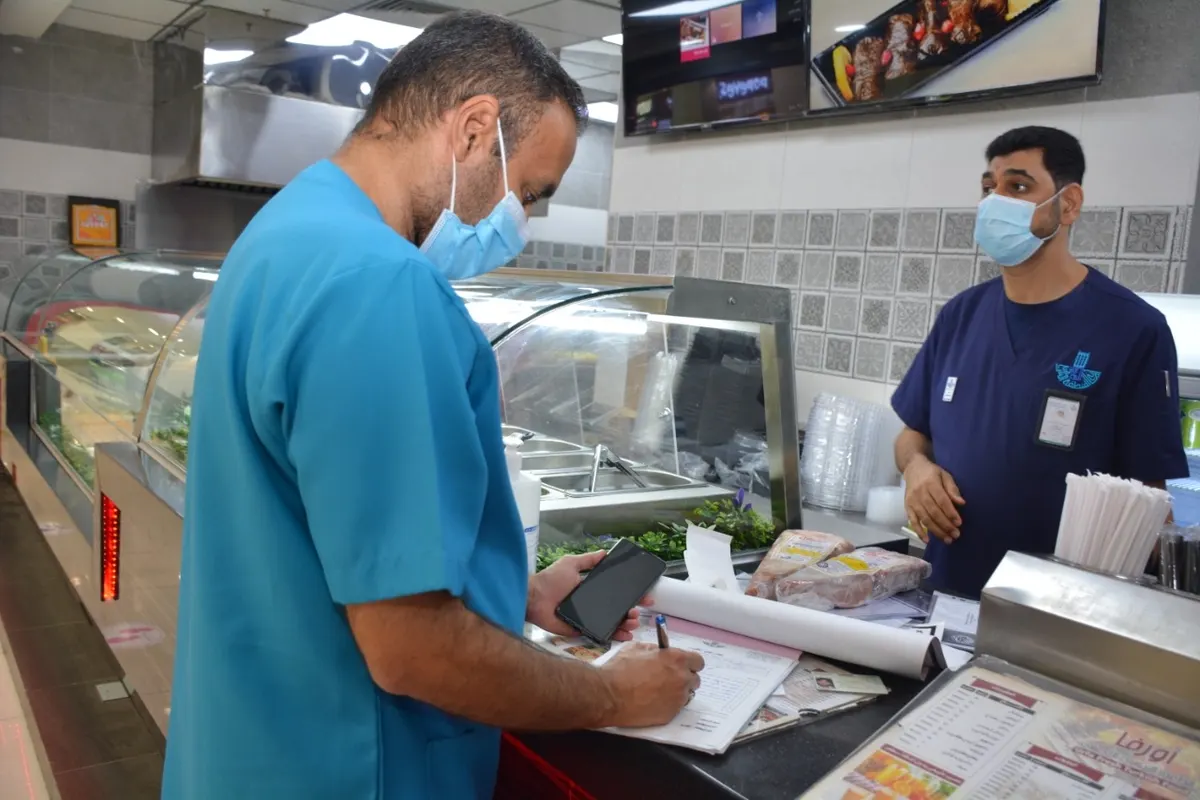 قابلة للمضاعفة.. 600 ريال غرامة تدني النظافة بمحلات القطيف
