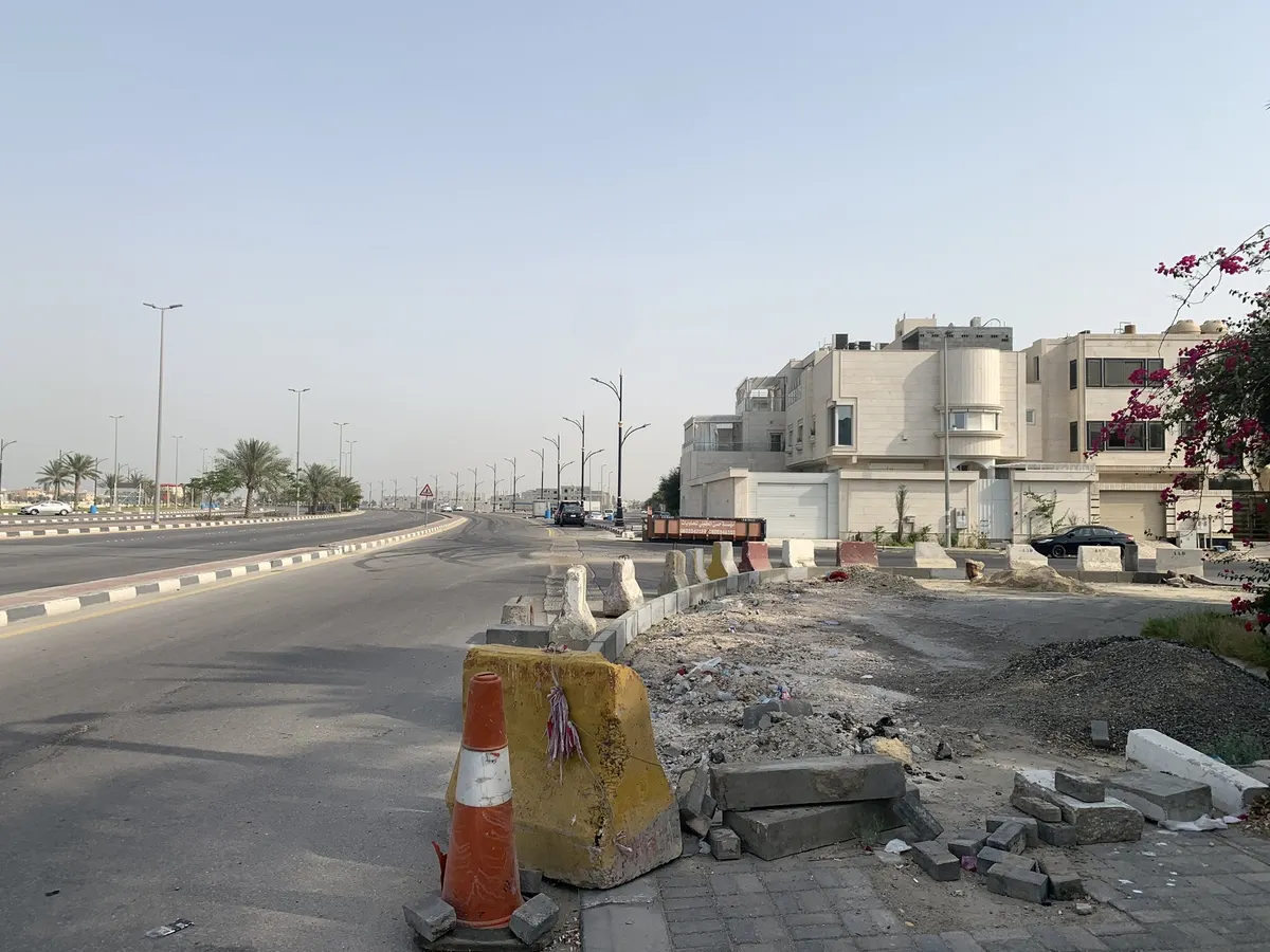 القطيف.. سكان ”البراء بن مالك“ يشكون تأخر تأهيل الشارع