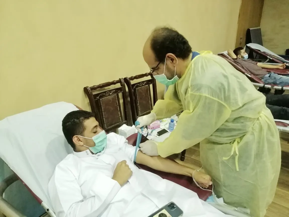 69 متبرعًا بالدم حصيلة الليلة الأولى لحملة ”هدى تاروت“
