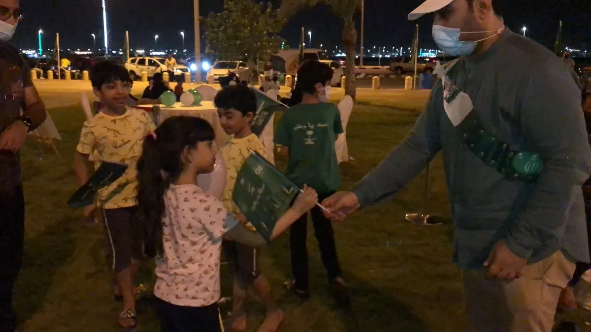 بالصور.. توزيع 5 آلاف علم ووشاح بالقطيف