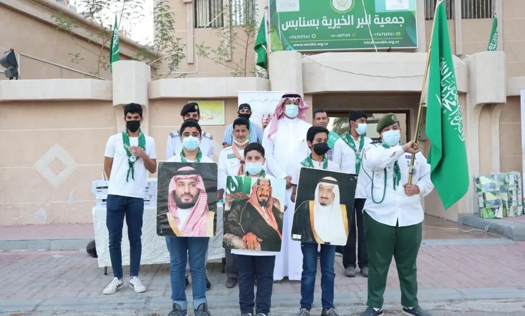 فرحة وطن.. أهالي سنابس يحتفلون بالأعلام والهدايا ابتهاجًا باليوم الوطني