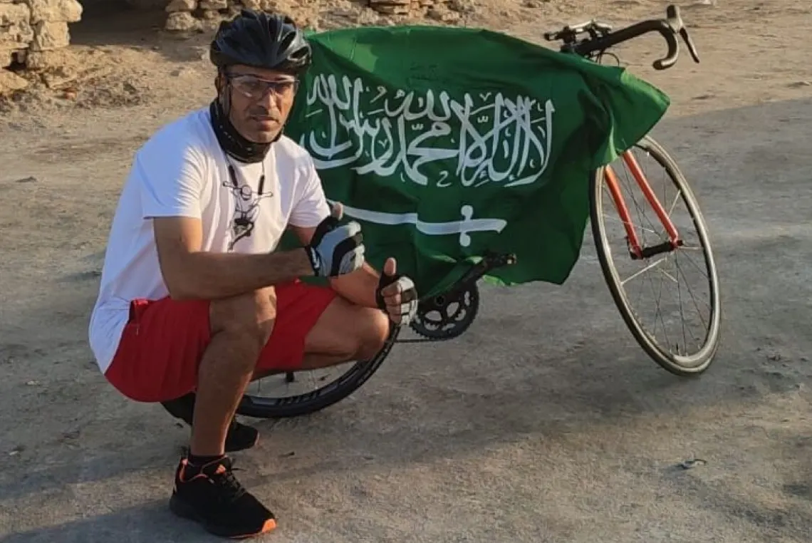 بالدراجة.. ”اليحيى“ يقطع المسافة من ميناء العقير إلى بلدة الجبيل