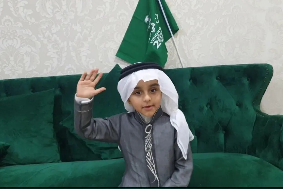 الطفل ”علي القاوز“ يتغنى بالوطن أمام جدارية صفوى