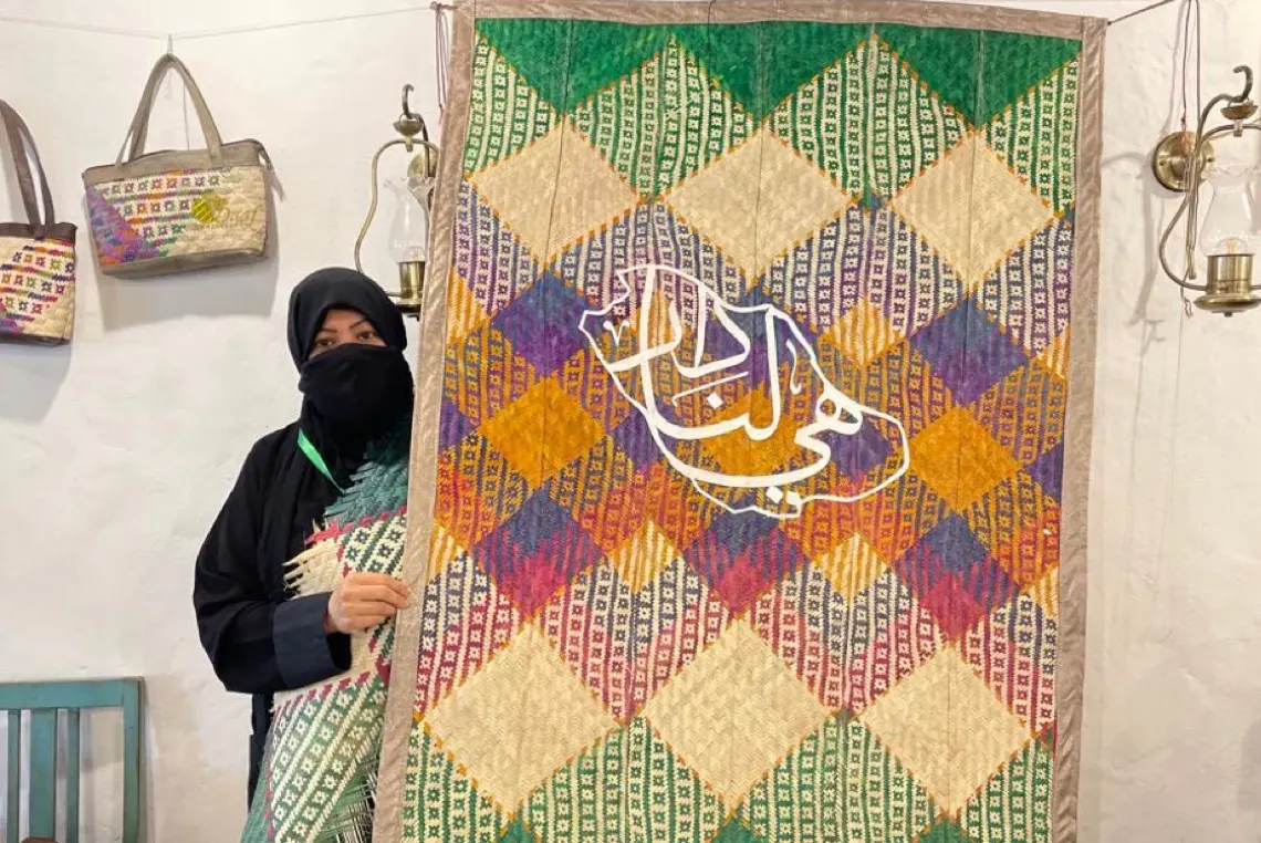 الحرفية الحمدان: سجادة ”الخوص“ الوطنية استغرقت شهرين