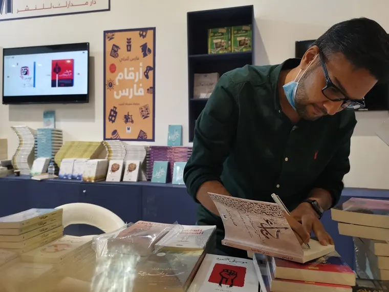 إصدار هادي رسول يحقق نجاحًا باهرًا في معرض الكتاب