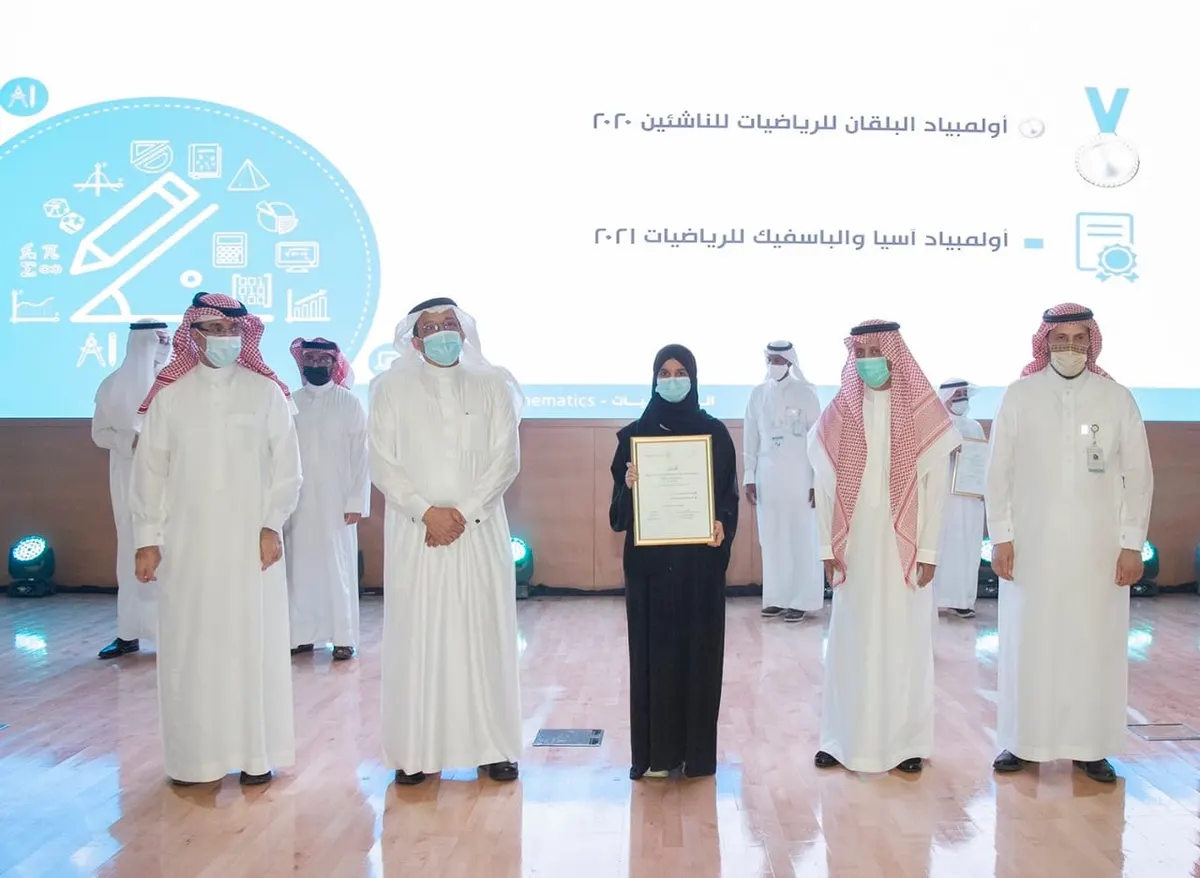 بالأسماء.. وزير التعليم يكرم ثمانية من موهوبي القطيف