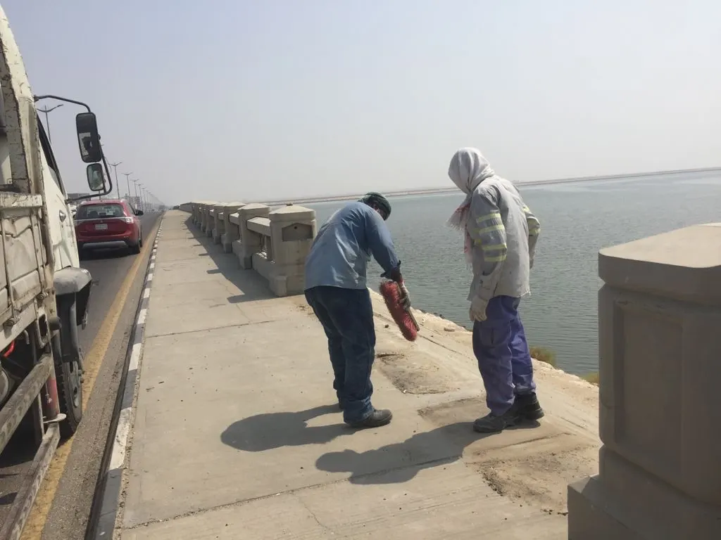 تركيب ”قوالب“ جديدة على جسر شارع الرياض