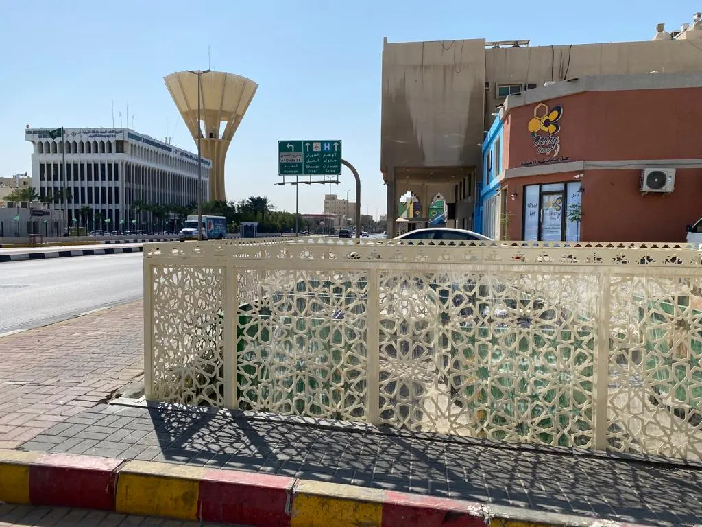 القطيف.. مبادرة لوضع سواتر جمالية على حاويات النظافة الخاصة بالمجمعات التجارية
