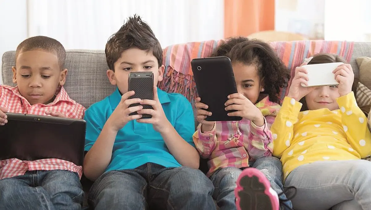 أجهزة الأطفال الإلكترونية تؤثر سلبًا على نموهم العقلي
