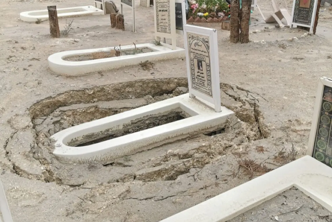 أمطار القطيف تُخلف أضرارًا في المقابر.. جهود تطوعية لإعادة التأهيل