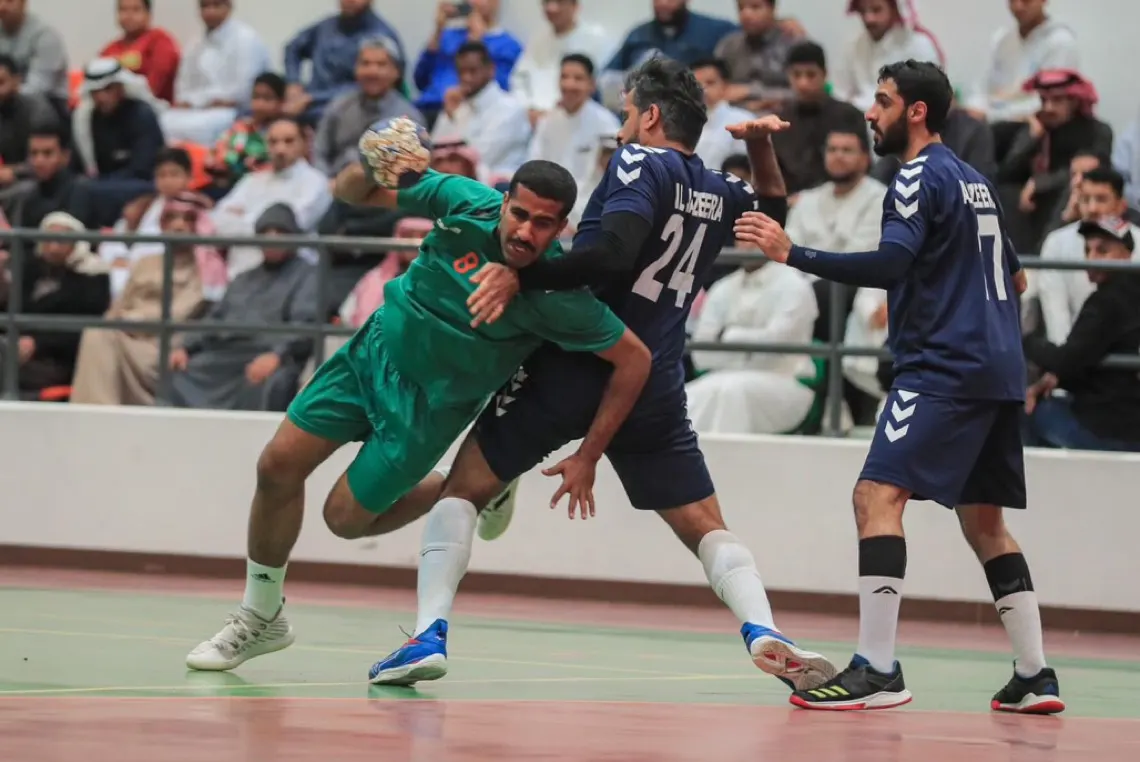 قبضة الروضة تعود للانفراد بصدارة دوري أولى اليد