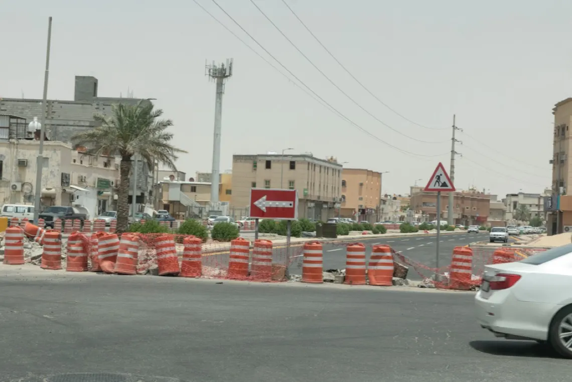 ما سر الإغلاقات المرورية المفاجئة في شوارع الأحساء؟