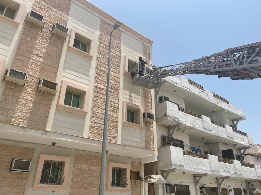 «مدني الخبر» ينقذ 4 أشخاص إثر حريق في شقة بمبنى سكني