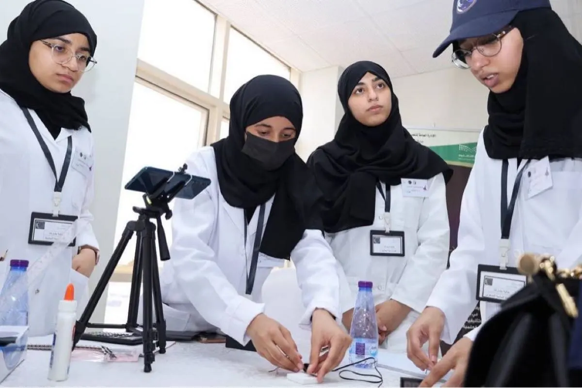 344 طالبا مستفيدا من تجربة «الطائرة الورقية الفضائية»
