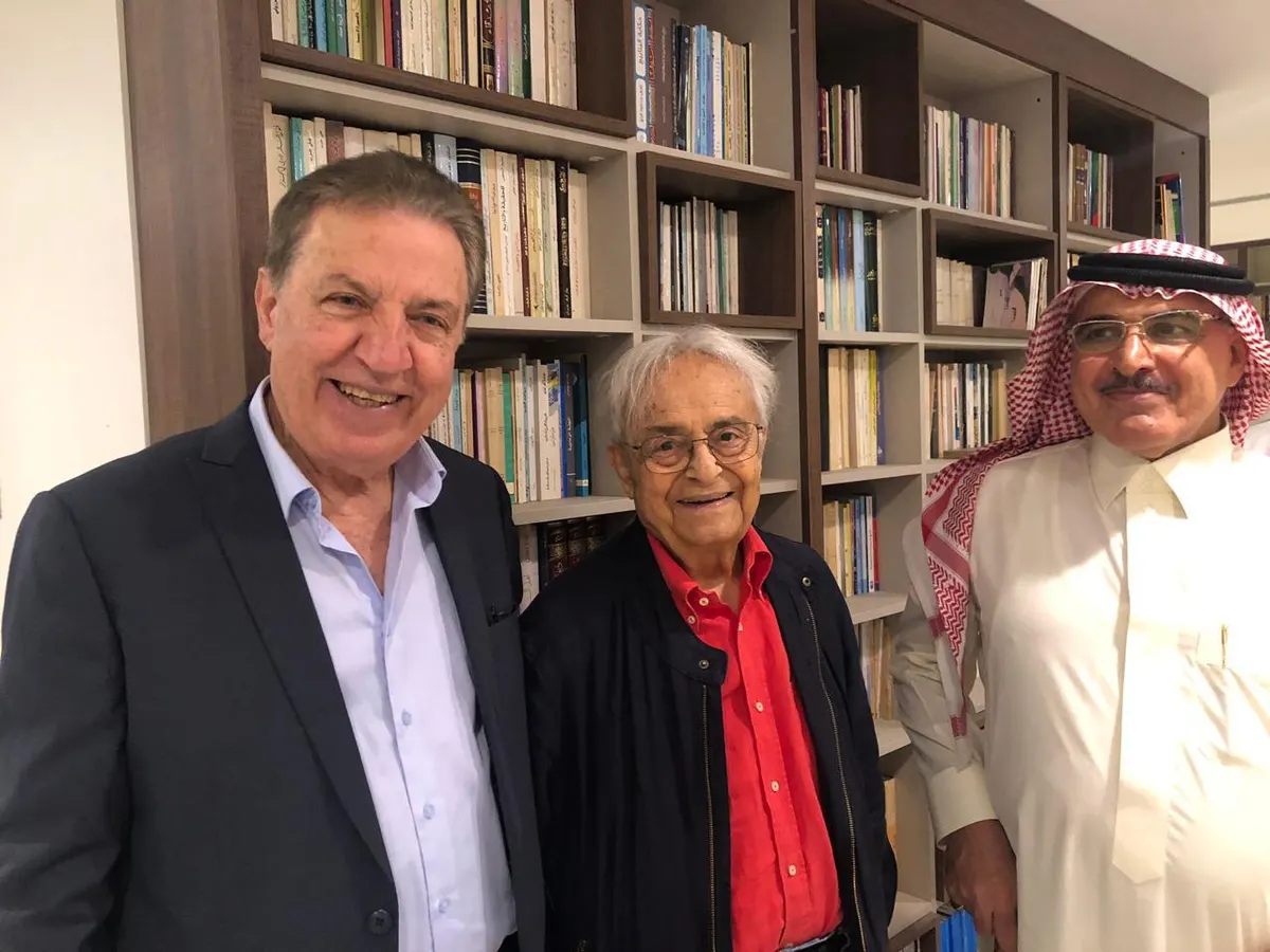 أدونيس بين إثراء والقطيف يشيد بمستقبل الصوت الإنثوي المتفجر للقصيدة