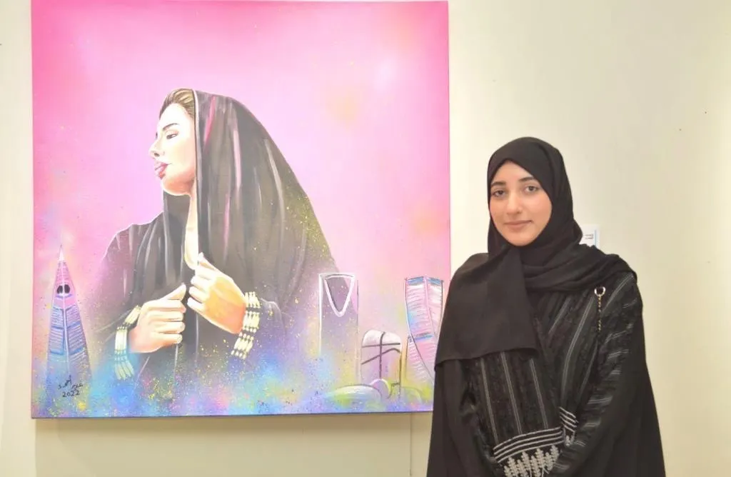”غدير المبارك“ فنانة سعودية تتحدى الحياة بريشتها السحرية