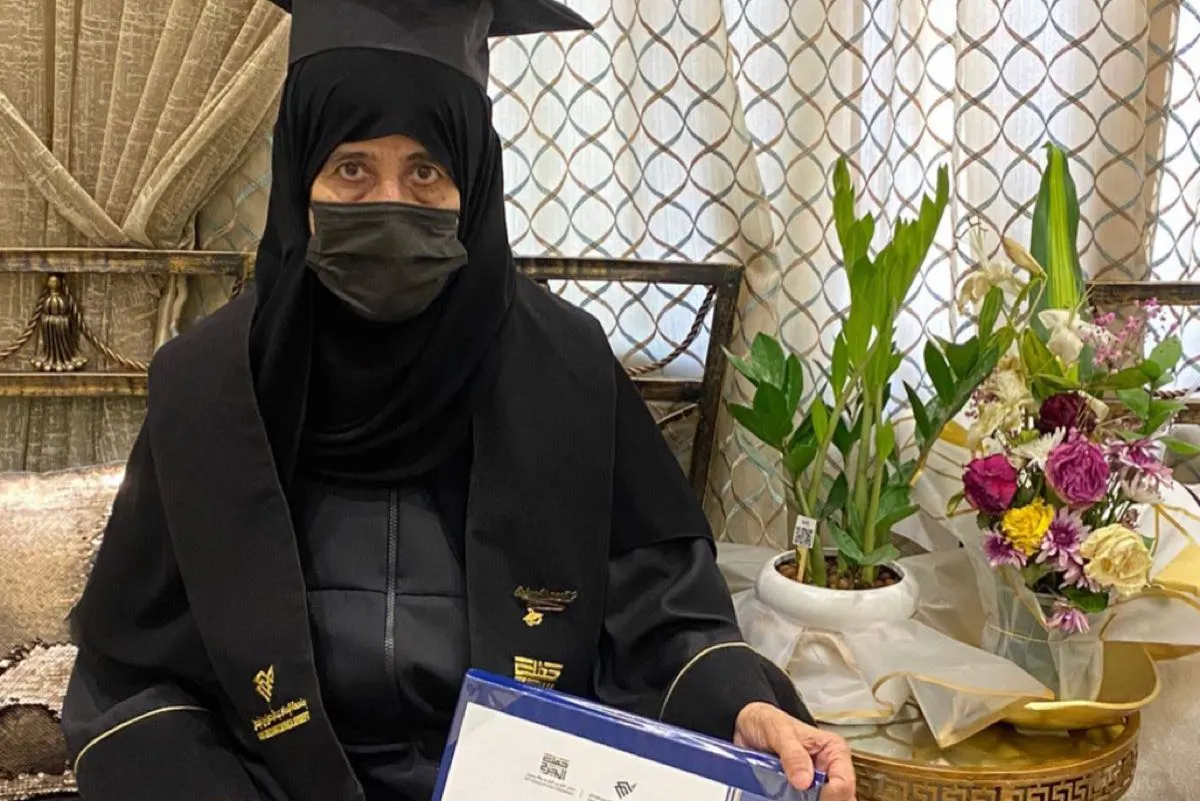 «سلوى العماني».. أكبر خريجة تحصل على «بكالوريوس الآداب»