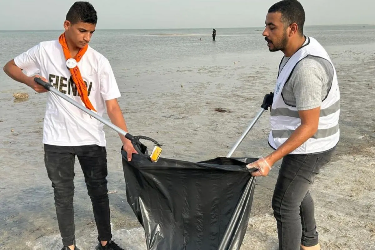 120 متطوعًا يشاركون في حملة تنظيف شاطئ الرملة البيضاء بتاروت