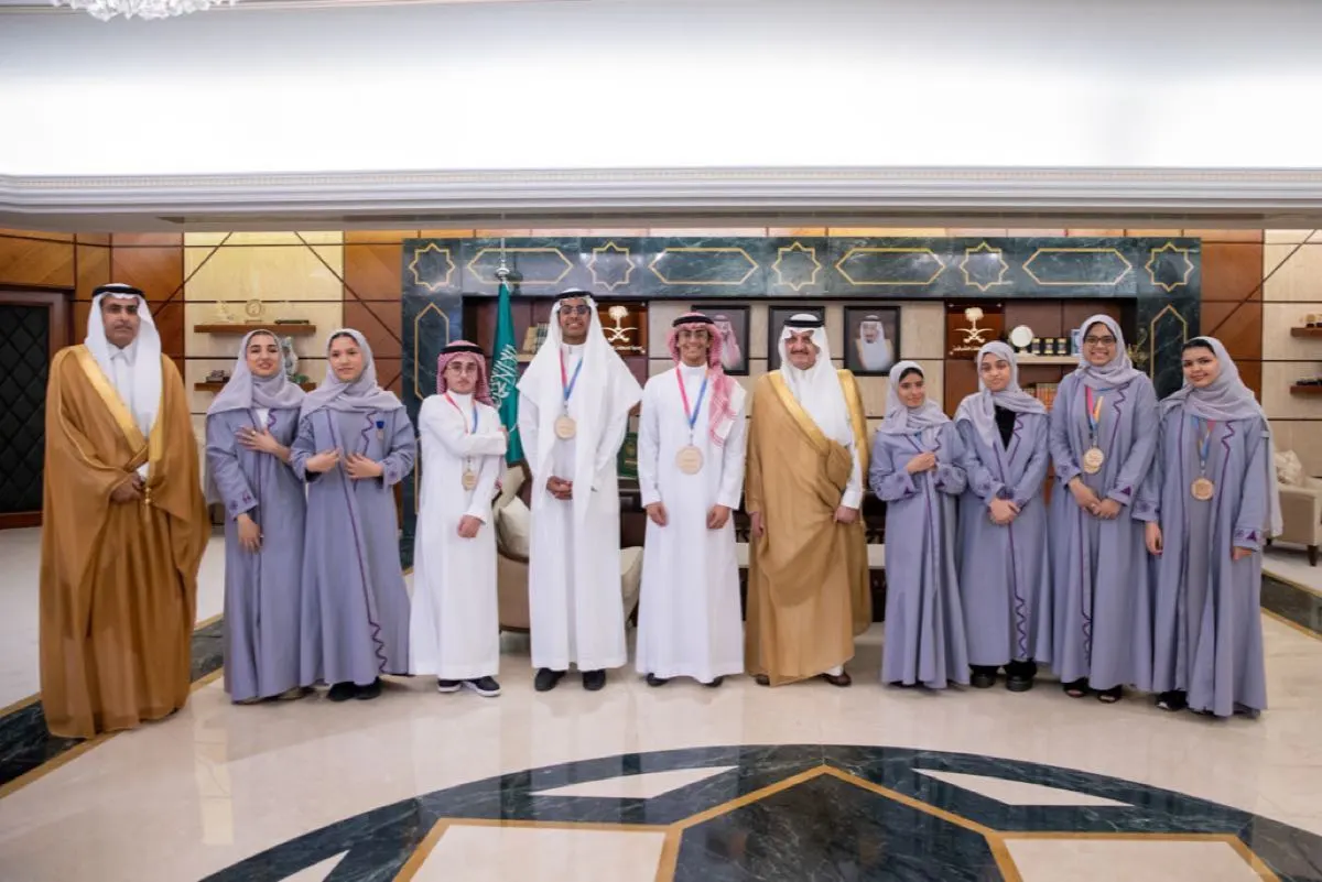 أمير الشرقية يستقبل الطلاب الفائزين في معرض «إنتل آيسف 2023»