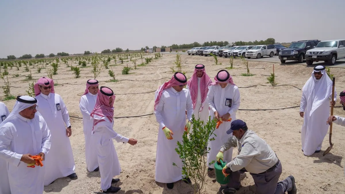ميدانيًا.. محافظ الأحساء يطلع على مشاريع وخطط «الري»