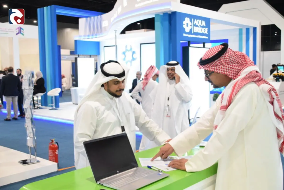 الفوتوغرافي ”الخلف“ يوثق فعاليات المعرض الدولي للطحالب