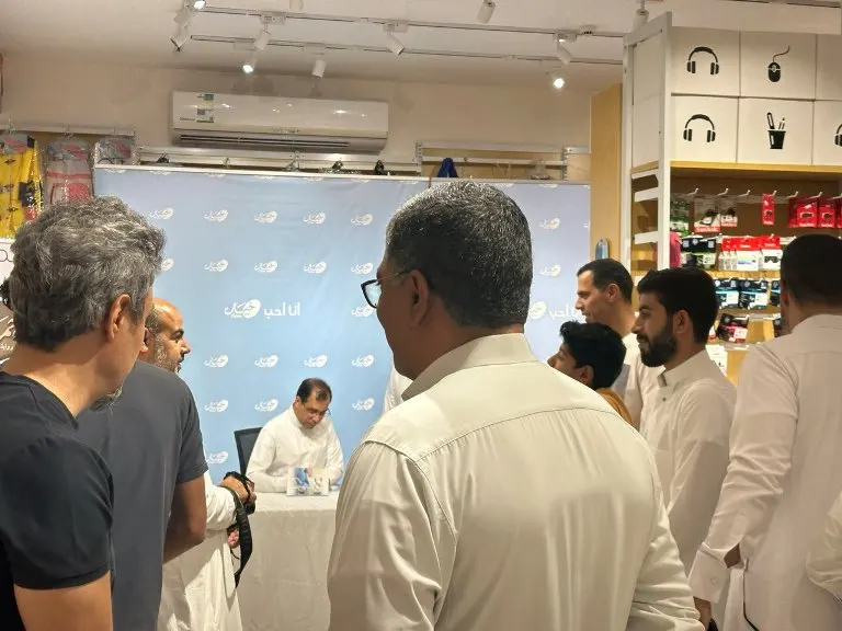 طابور في مكتبة بالقديح للحصول على «رحمة»