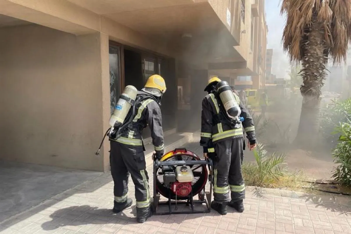 ”الدفاع المدني“ ينقذ 4 أشخاص من حريق في مبنى سكني بالخبر